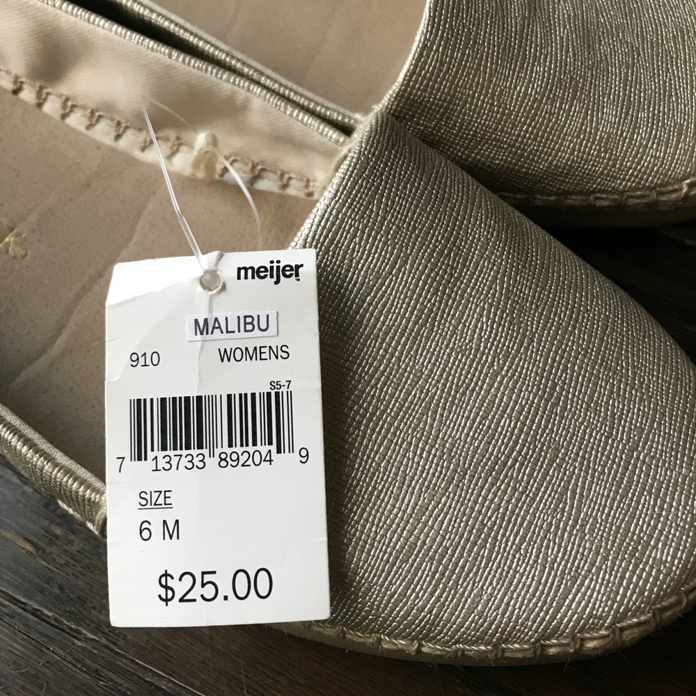 NWT - Slip On Shoes - Picture 6 of 7